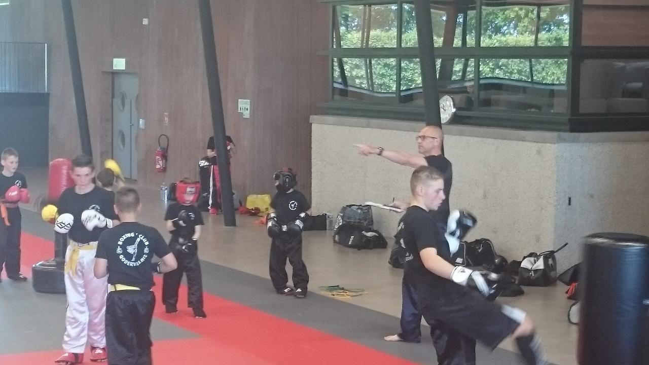 Le coach à l'œil pendant l'entraînement
