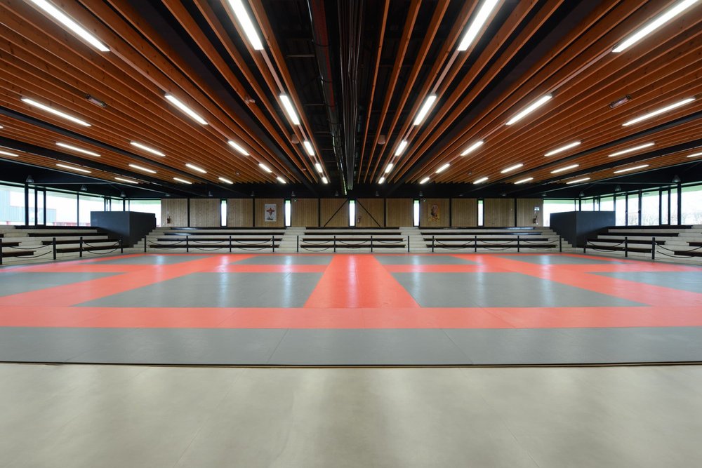 Intérieur du dojo avec tatamis rouge et gris